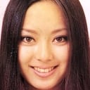 Emi Shindo als Yoko Maeno (土屋名美)