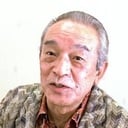 Kei Satō als Chief Editor Gondo