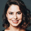 Özgül Sağdıç als Emina Latic