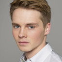 Sam Strike als Roger Morris