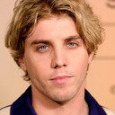 Lukas Gage als Travis