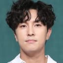 김동완 als Yong-bi's Older Brother