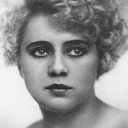 Hedda Vernon als Roswitha