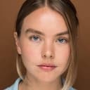 Olivia Larsen als Zoe
