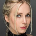 Piper Parks als Pale Blonde Girl