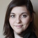 Julia Issa als Baker