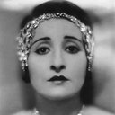 Diana Miller als Bessie