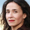 Chloé Réjon als Narrator