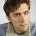 Jack Farthing als George Balfour