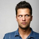 Julian McCullough als Sidekick / Co-host