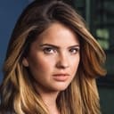 Shelley Hennig als Alice