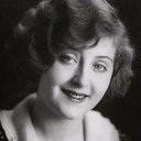 Iris Arlan als Fini