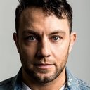 Jonathan Sadowski als Hemingway (voice)