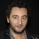 Nader Boussandel als Policeman