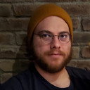 Josh Caudill als Greg Chortle