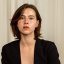 Deniz Tüzüntürk als Julia