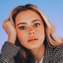 Elli Rhiannon Müller Osborne als Emilie