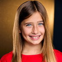 Ana Sophia Heger als Lark