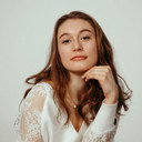 Jordan Carpenter als Taylor
