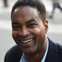 Eon Grey als Detective