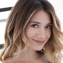 Madison Bontempo als April