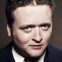 Neil Casey als Dennis