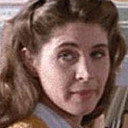 Diana James als Cigarette Girl