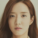 Hwang Soo-min als JBC Anchor