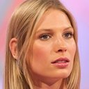 Sarah Brandner als Barkeeperin