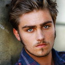 Luke Dressler als Richard Lloyd