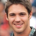 Steven R. McQueen als Derek Beaugard