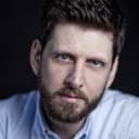 Laurence Rickard als Sir Francis Walsingham / Lope Lopez / Stand-Up Jester / Chatty Guard / Slightly Late Courtier / Ian / Hanging Criminal / Chicken Drumstick