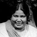 Tun Tun als Businessman's Wife