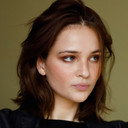 Lisa Vicari als Isi