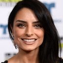 Aislinn Derbez als Abril Lorenzana