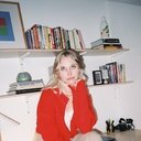 Elizabeth Archer als Interviewer