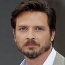Aden Young als Young Cliff