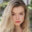 Anna Grace Barlow als Brittney Lovewell