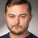 Josh Dowds als Aaron Bell