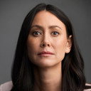 Emma Choy als Australian Reporter