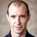 Tom Vaughan-Lawlor als Larry Cooney