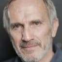 Richard Derrington als Professor Brelan
