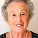 Sonia Elliman als Coopers Chase Resident - Gertrude