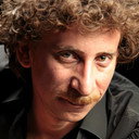 Berkay Akın als Journalist