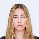 Este Haim als Val Gal