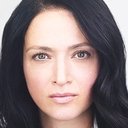 Roxanna Hope Radja als Ex-Assistant in Queens