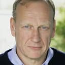 Nigel Hastings als Mr. Courtney