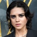 Sasha Calle als Desiree 'Desi' Lopez Molina