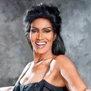Isola Jones als A musician