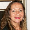 Eva Lima als Dona Elvira (The crazy neighbor)